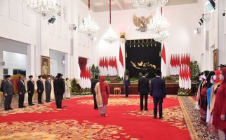 Presiden Jokowi Lantik Anggota Dewan Kehormatan Penyelenggara Pemilu, Bu Mega Ikut Menyaksikan - JPNN.com