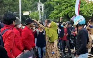 Viral Video Mak-Mak Semprot Mahasiswa Unhas saat Demo Tolak Kenaikan BBM - JPNN.com