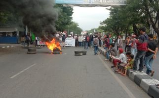 Demo Tutup Jalan Protokol Makassar, Mahasiswa Anggap Jokowi Menyengsarakan Rakyat - JPNN.com