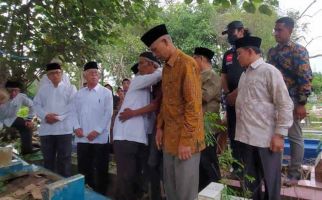 Lihat, Pimpinan Ponpes Gontor Berziarah ke Makam AM Putra Sulung Soimah - JPNN.com