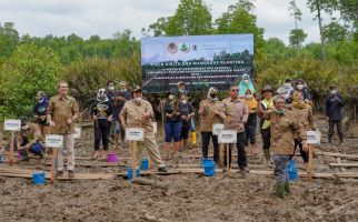 Menteri Siti Ajak Menteri Iklim dan LH Norwegia Tanam Mangrove - JPNN.com