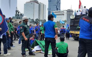 Demo Tolak BBM Naik, Massa Buruh KSPSI Tiba di Ring 1 Bawa Keranda - JPNN.com