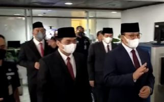 Ekspresi Anies Baswedan saat Hadir di Rapat Paripurna Pemberhentian Gubernur DKI - JPNN.com