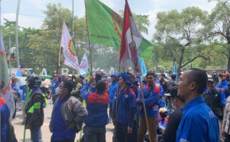 Demo Buruh di Bekasi, Massa Sebut Nama Ferdy Sambo dan Lagu Iwan Fals - JPNN.com
