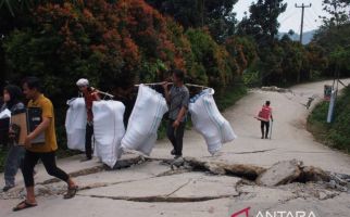 Kejadian di Bogor, Tanah Tiba-Tiba Terbelah, Bangunan dan Jalan Rusak - JPNN.com