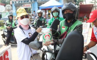 Sukarelawan Super Sandi Bagikan Voucer BBM Murah Kepada 500 Ojol di Bogor - JPNN.com