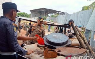 16 Gudang Minyak Ilegal di Kota Jambi Dibongkar - JPNN.com