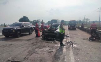 Kecelakaan Maut Beruntun di Tol Pejagan-Pemalang, 1 Orang Tewas, Belasan Kendaraan Rusak - JPNN.com