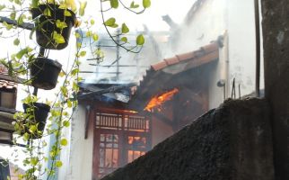 Rumah Dua Lantai di Jakarta Timur Ludes Terbakar, Total Kerugian Fantastis - JPNN.com