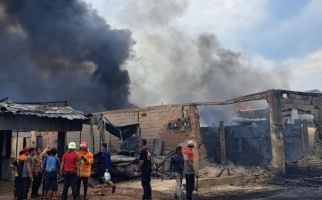 Gudang Penampungan BBM di Palembang Terbakar, Terdengar 3 Kali Suara Ledakan - JPNN.com