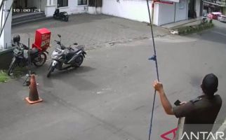 3 Orang Tewas Ditabrak Mobil, Kecelakaan Maut Itu Terekam CCTV - JPNN.com