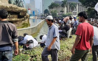 Massa GNPR Tolak Kenaikan BBM Salat Berjemaah setelah Polisi Mengumandangkan Azan - JPNN.com