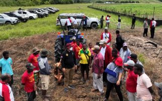 BIN dan Papua Muda Inspiratif Berdayakan Ratusan Orang Bekerja di Lahan Jagung - JPNN.com
