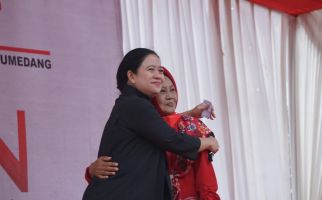 Lihat, Seorang Ibu Memeluk dan Mendoakan Mbak Puan Jadi Presiden - JPNN.com
