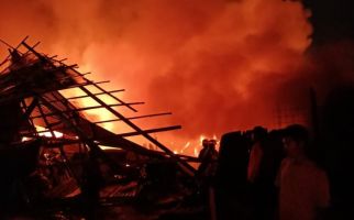 Kebakaran Besar di Tangerang, Petugas Berjuang Selama 3,5 Jam - JPNN.com