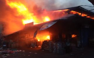 Kebakaran di Tangerang, 22 Ruko di Pasar Sentiong Gosong - JPNN.com