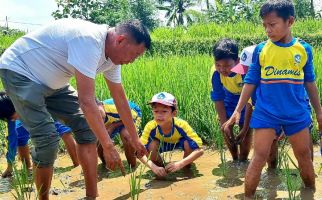 Siswa SD Belajar Bercocok Tanam, Lihat Penampakannya, Serius Sekali - JPNN.com