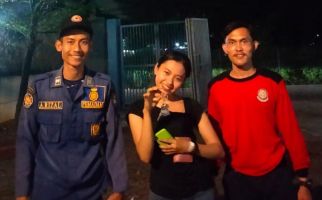 Demi Wanita Ini, Petugas Damkar Tangerang Rela Mengobok Gorong-Gorong, Oalah - JPNN.com