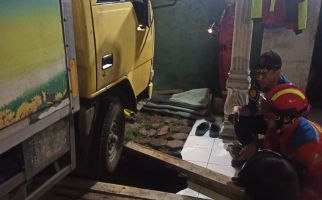 Truk Terperosok ke Septic Tank di Bekasi, Damkar Turun Tangan - JPNN.com