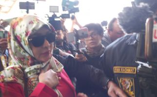 Jalani Sidang Cerai Perdana Dikawal Sejumlah Pria, Roro Fitria Ungkap Alasannya - JPNN.com