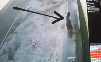 Pria Berambut Gondrong Terekam CCTV, Berbuat Tak Terpuji di Depan Ruko - JPNN.com