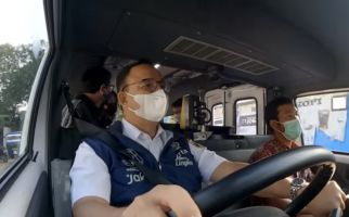 Anies Baswedan Mendadak Jadi Sopir Angkot, Begini Penampakannya - JPNN.com