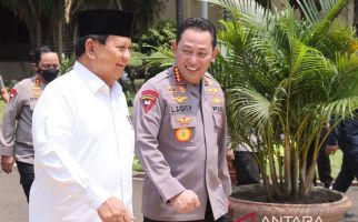 Prabowo Bertemu Kapolri, Beri Pistol G2 Elite Buatan Pindad - JPNN.com