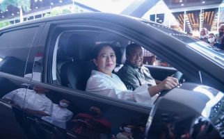 Menyetir Mobil Listrik dengan Berkeliling Gedung Parlemen, Puan: DPR Siap Terima Delegasi P20 - JPNN.com