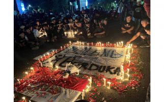 Ratusan Lilin dan Taburan Bunga, Jakmania Kirimkan Doa kepada Korban Tragedi Kanjuruhan - JPNN.com
