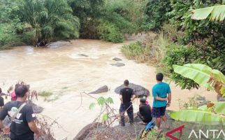 Terpeleset dan Jatuh ke Sungai Rewod, 1 Orang Meninggal Dunia, Lainnya Hilang - JPNN.com