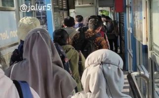 JakLingko Ubah Sistem Tap Out, Penumpang Menumpuk di Halte Transjakarta - JPNN.com