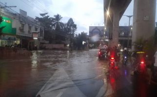 Hujan Deras, Sejumlah Ruas Jalan Protokol di Palembang Dikepung Banjir - JPNN.com