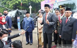Jokowi: Prajurit TNI Itu Pantang Menyerah - JPNN.com