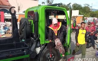 Lihat, Wanita ini Kendarai Truk Sampah ke Lokasi Wisuda - JPNN.com