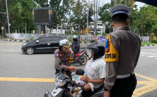 Viral, Aksi Polwan Cantik Bikin Seorang Penyandang Disabilitas Semringah - JPNN.com