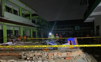 Innalillahi, 3 Siswa MTsN 19 Jakarta Tewas Tertimpa Tembok yang Diterjang Banjir - JPNN.com