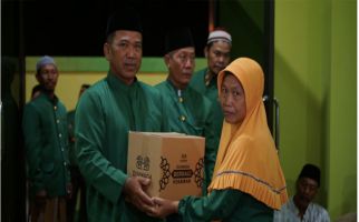 Dua Naga Membagikan Ribuan Paket Sembako untuk Anak Yatim dan Panti Jompo Sukoharjo - JPNN.com