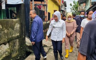 Tinjau Lokasi Langganan Banjir, Fitrianti Agustinda Langsung Turunkan Tim - JPNN.com