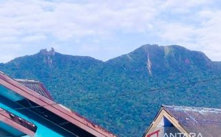 Gunung Ranai Mulai Mengalami Longsor - JPNN.com