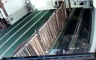 Seorang Lelaki Berbuat Dosa di Masjid, Aksinya Terekam CCTV, ya Ampun - JPNN.com