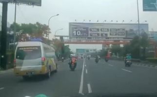 Viral Video Mobil Travel Nyaris Tabrak Petugas Dishub, Begini Akhirnya - JPNN.com