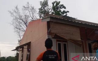 Angin Puting Beliung Menerjang OKU Sumsel, Puluhan Rumah Warga Rusak Berat - JPNN.com