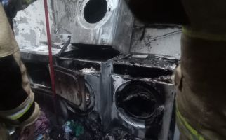 Kebakaran Menghanguskan Kios Laundry di Jakarta Timur, Lihat - JPNN.com