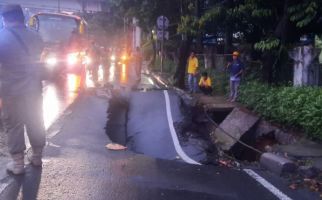 Ruas Jalan RA Kartini Cilandak Amblas, Pengendara Diminta Hati-Hati & Cari Jalur Alternatif - JPNN.com