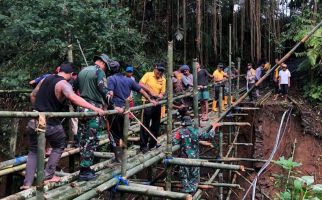 TNI-Polri Kerja Sama Bangun Jembatan Darurat di Bangli - JPNN.com