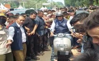 Dari Balai Kota ke Rumah, Anies Baswedan Naik Vespa Klasik Warisan Sang Ayah - JPNN.com