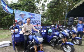 Sejahterakan Petani, Ibas Bagikan Sepeda Motor dan Sembako di Ngawi - JPNN.com