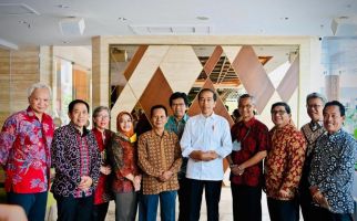 Jokowi Kumpulkan Temannya Semasa Kuliah, Lihat, Ada yang Kenal? - JPNN.com
