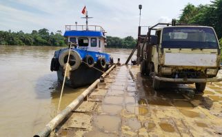Ponton Oleng, 4 Truk Bermuatan Sawit Tercebur ke Sungai, 1 Orang Tewas Tenggelam - JPNN.com