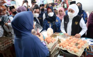 Respons Gubernur Khofifah Saat Temukan Harga Telur dan Beras Naik di Pasar Baru Gresik - JPNN.com